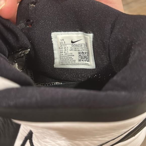 Nike Kyrie Basketball Shoes Black and White Mens Size 10.5 - Picture 6 of 7